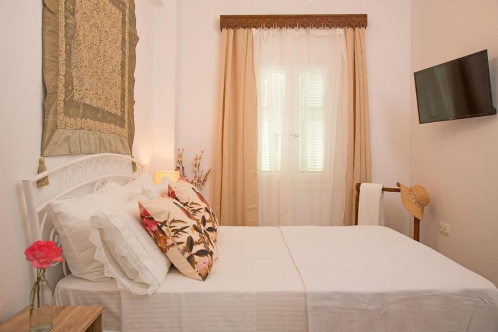 斯基罗斯岛Katoi House - Central Skyros Village的卧室配有白色的床和窗户。