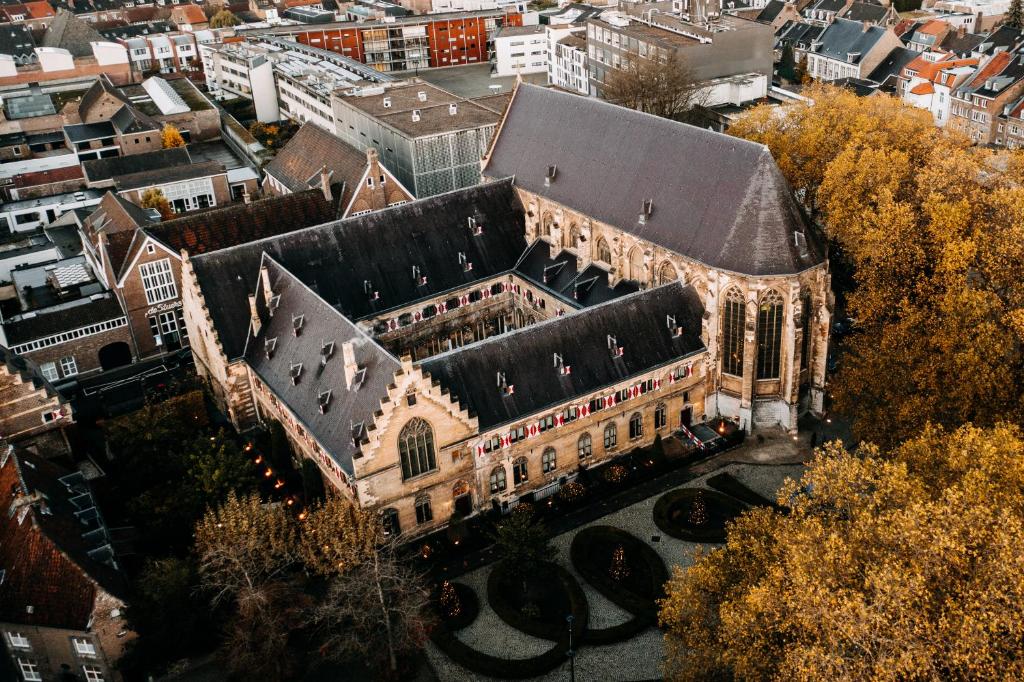 马斯特里赫特Kruisherenhotel Maastricht - Oostwegel Collection, member of Design Hotels的一座城市中黑色屋顶的古老建筑