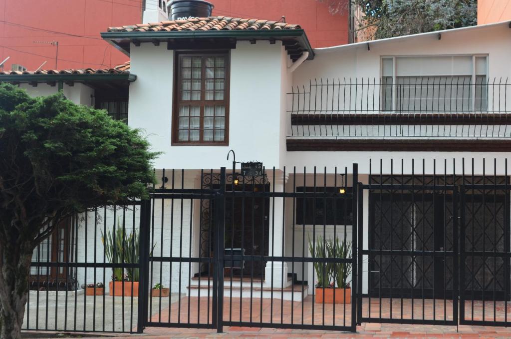 波哥大Casa Prada Bed & Breakfast的白色房子前面的黑色围栏