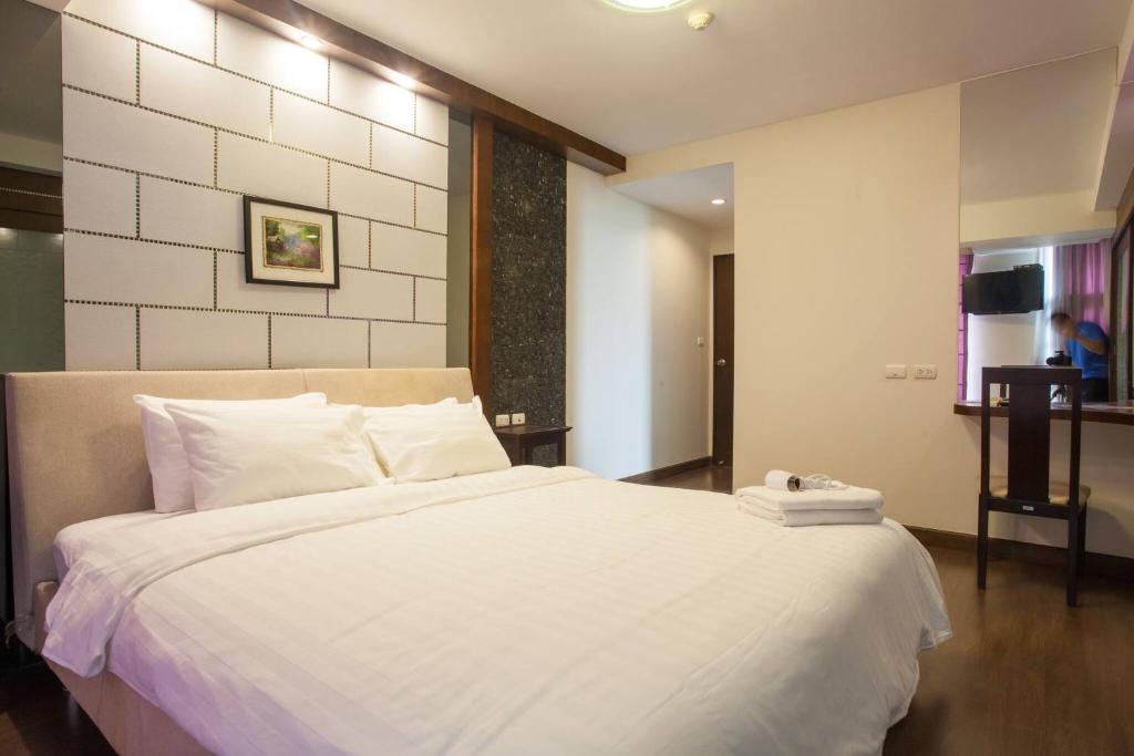 Makkasan6c-cozy 25brs3bath In Bkk Downtown Btsmrtboat的卧室配有一张带白色床单和枕头的大床。