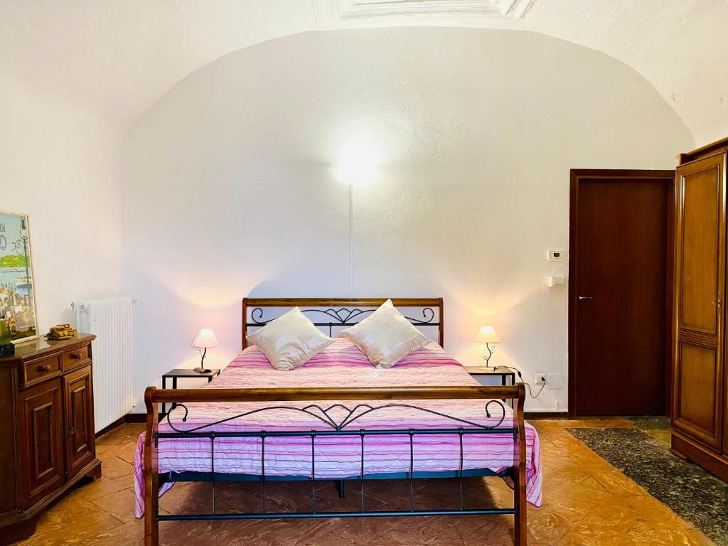 伦诺BORGO CAMILLO的一间卧室配有床和2个床头柜