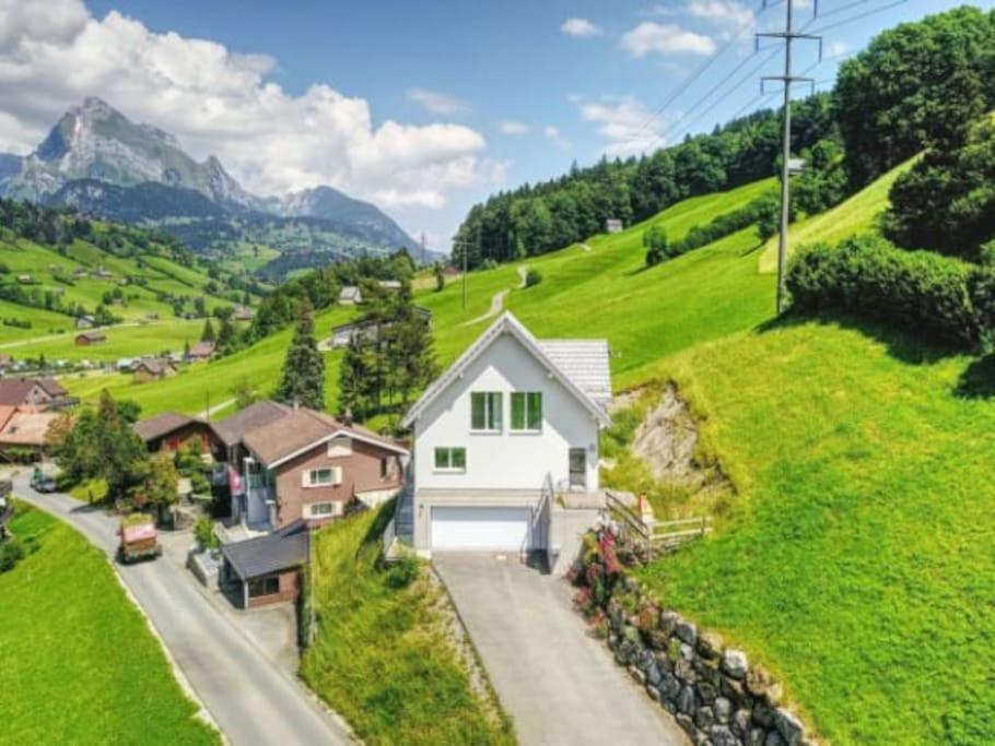 Alt Sankt JohannNew Chalet with breathtaking views!的绿色山坡上的白色房子