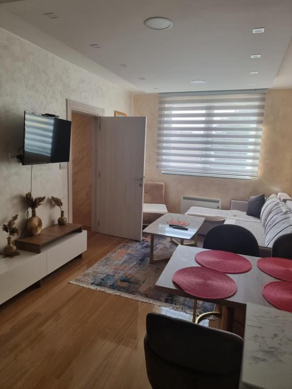 兹拉蒂博尔Apartman Stojanovic 2的客厅配有沙发和桌子