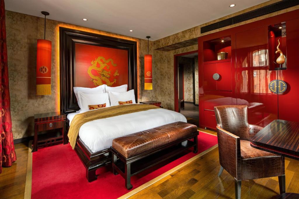 布拉格布拉格佛陀酒吧旅店的一间卧室配有一张床、一张桌子和一张桌子