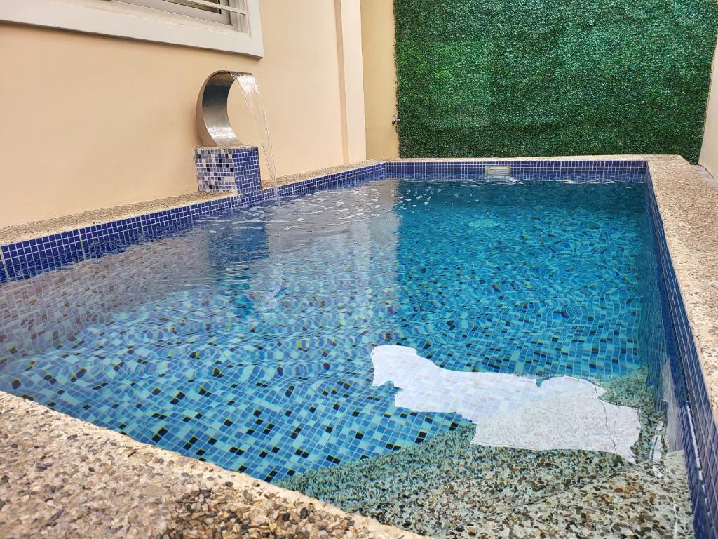 八打雁Luxury 3BR Villa w Plunge Pool near SM Batangas City- Instagram-Worthy!的蓝色瓷砖地板和蓝色瓷砖的游泳池