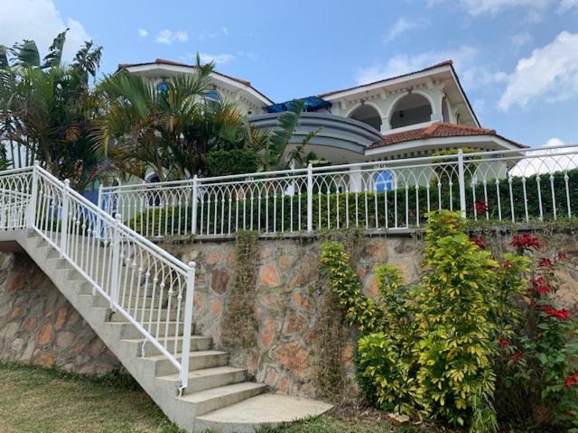 RukungiriIshuro Villas的大楼前有楼梯的房子