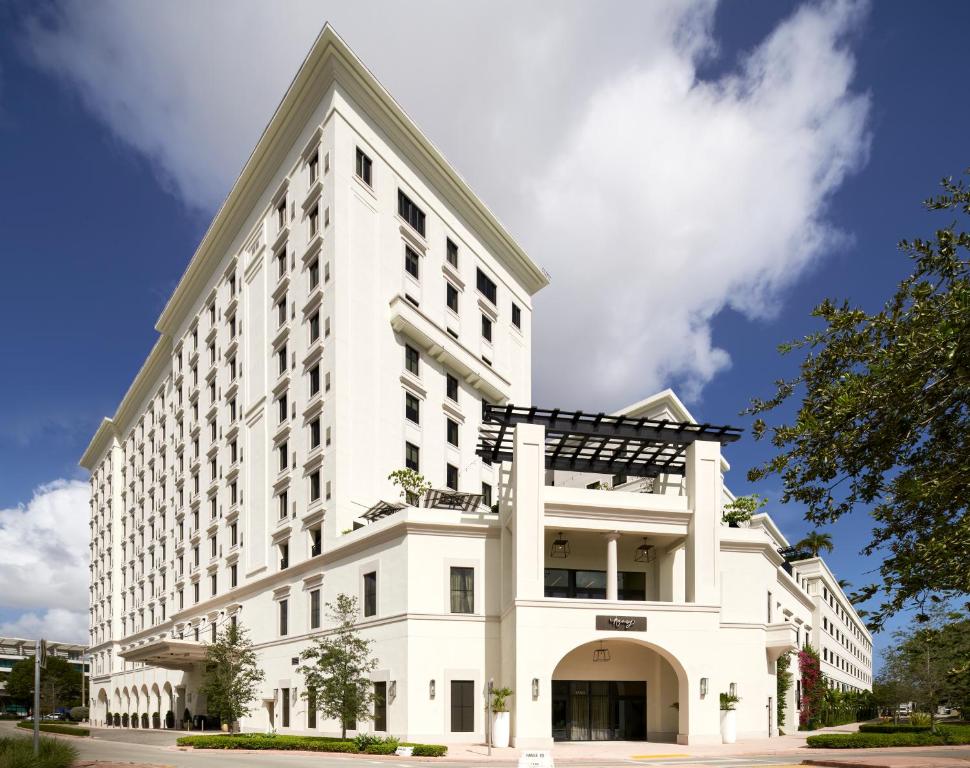 迈阿密THesis Hotel Miami的一座白色的大建筑,天空