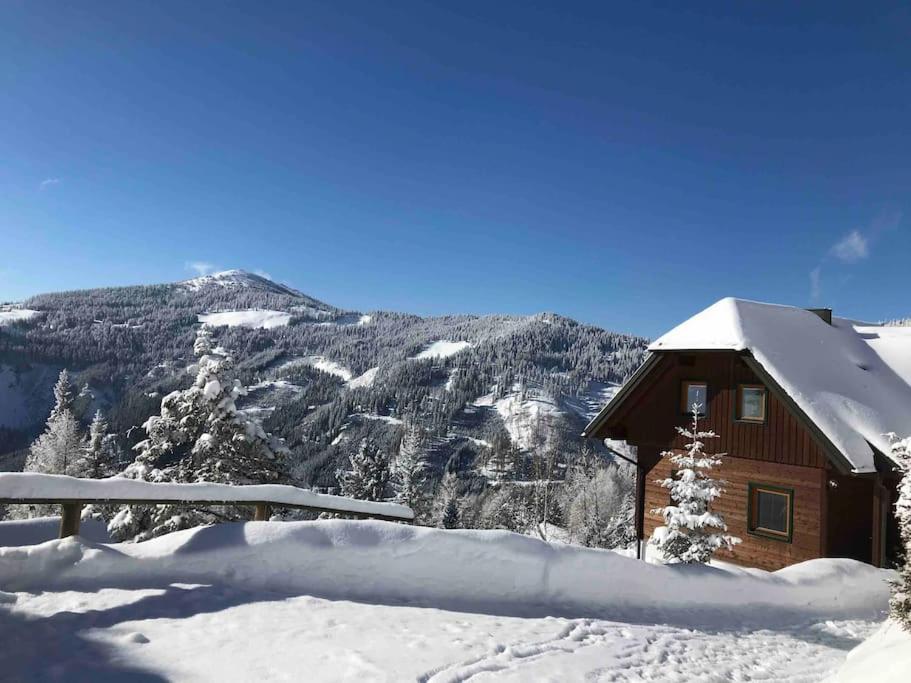 克利浦托尔Chalet Schröder的小屋被雪覆盖,背景是群山