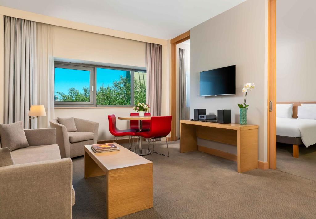 加济安泰普加济安泰普诺富特酒店的酒店客房设有床和客厅。