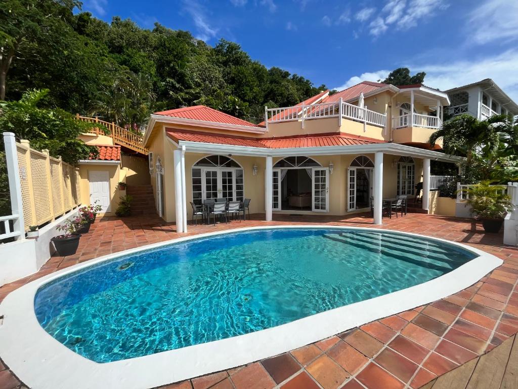 Bois dʼOrangeStunning 4-Bed Villa in Gros Islet St Lucia的房屋前的游泳池