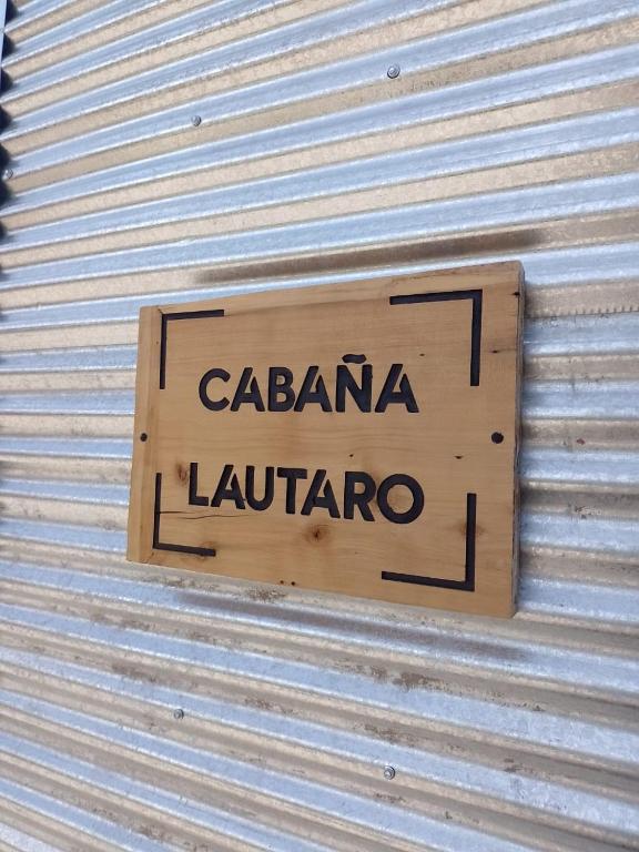 拉斯格路塔斯CABAÑA LAUTARO的建筑上的一个卡兰德拉卢萨里奥的标志