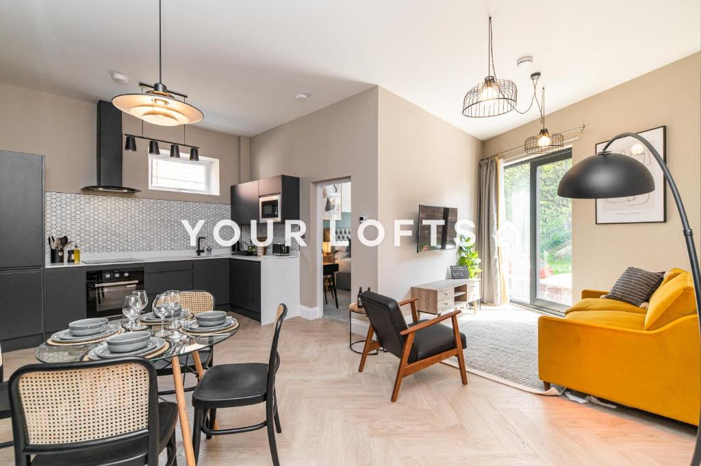JesmondChelmsford Lofts - High-spec luxury apartments的客厅配有桌子和黄色沙发