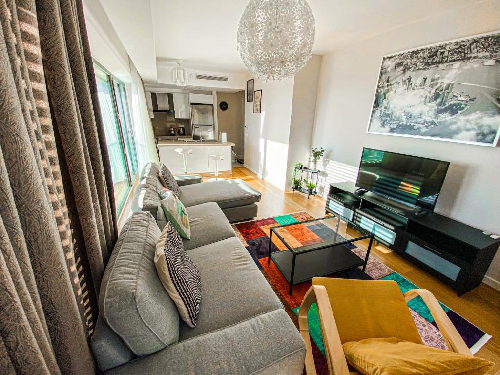 伊斯坦布尔Cebeci Residence Pendik的带沙发和电视的客厅