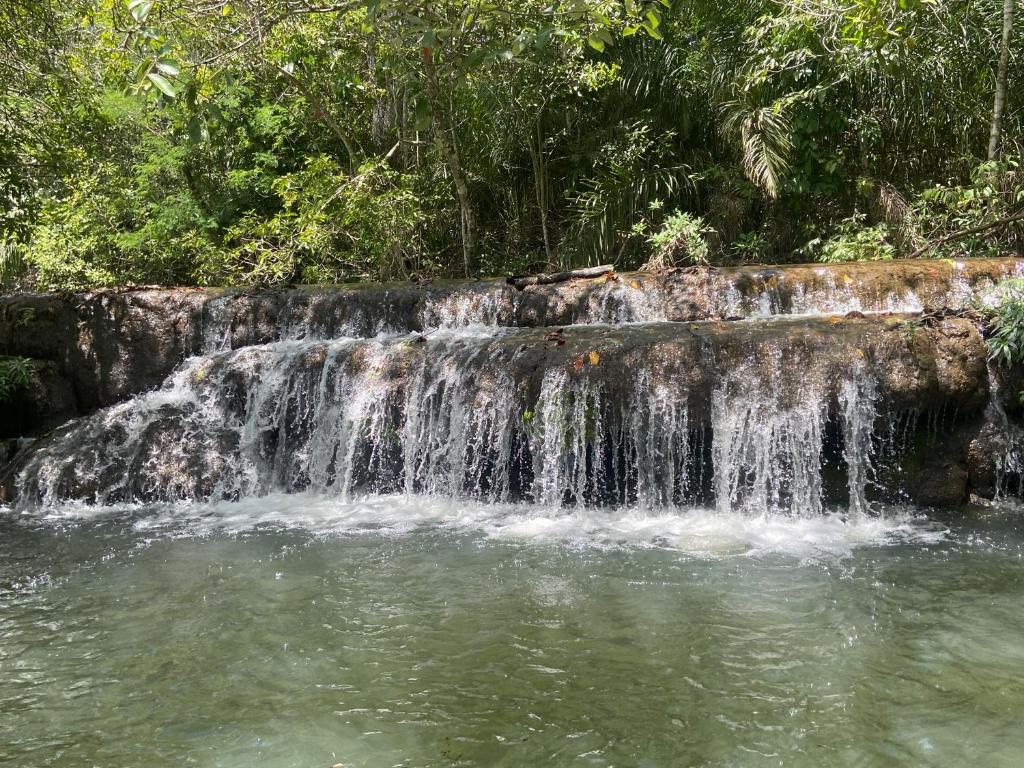 博尼图Fazenda a 15 min do centro com Rio Particular的瀑布,在水中