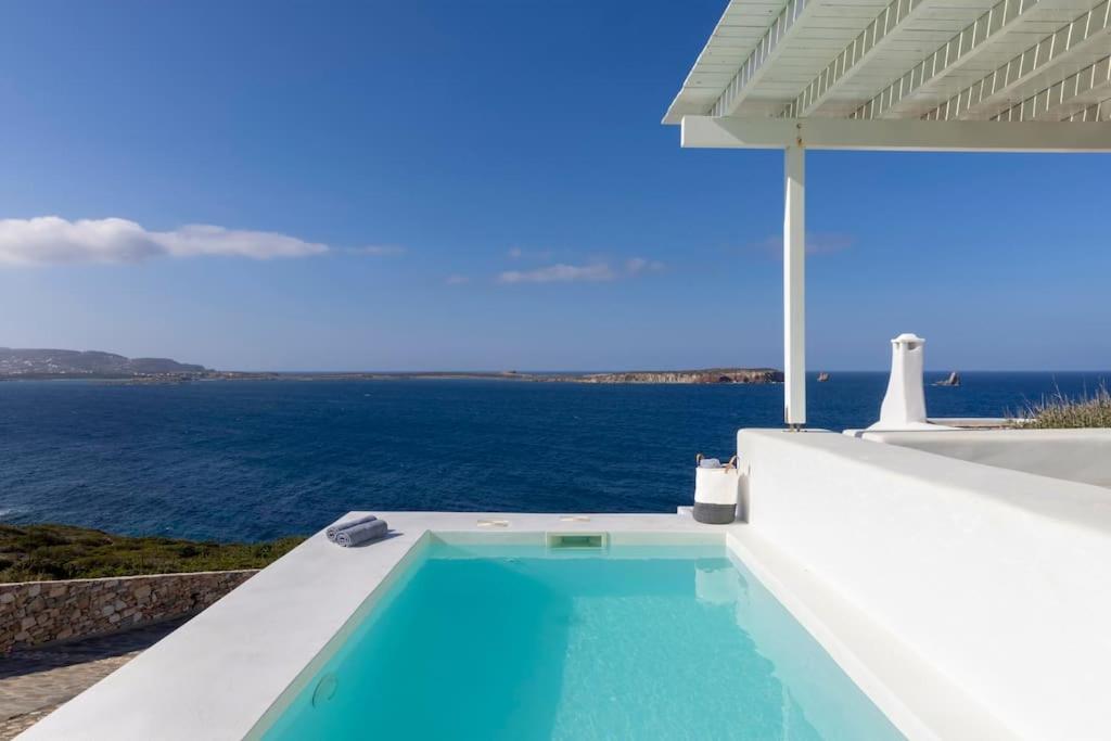 帕罗斯岛Thea Villas Paros, Villa Turquoise, private pool的一座位于海边的别墅旁的游泳池