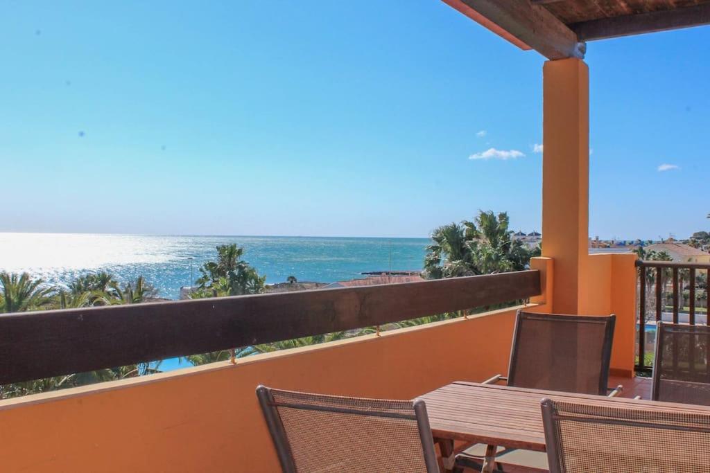 阿尔考斯布里Apartamento Alcocebre Beach Resort的一个带桌椅的海景阳台