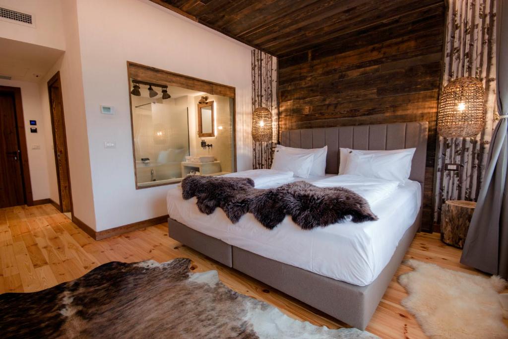 坎普朗莫道尼斯HANUL BUCOVINEI的一间卧室设有一张大床和一个大镜子