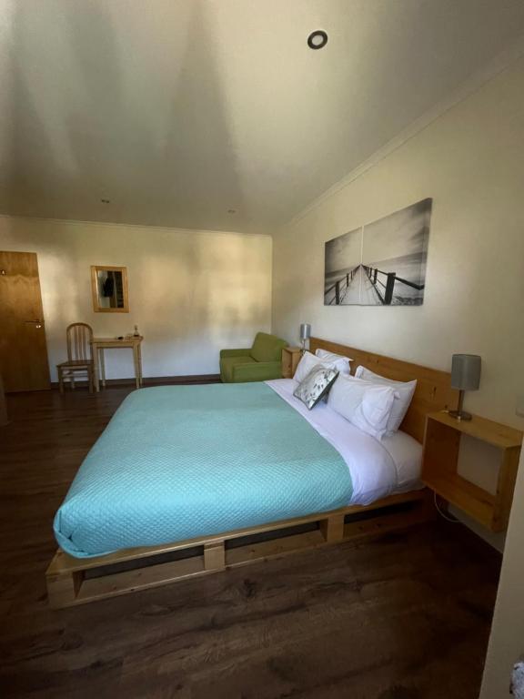 皮尼昂Casa Dona Eufémia的一间卧室配有一张带蓝色毯子的大床