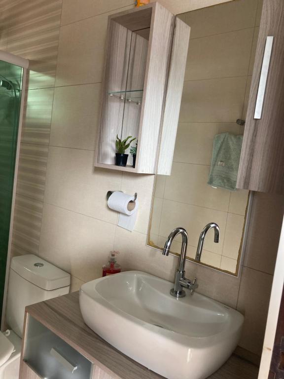 邦比尼亚斯Apartamentob301 coliving bombinhas的一间带水槽和卫生间的浴室