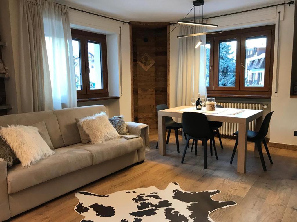 萨奥兹-杜尔克斯4Seasons appartamenti的客厅配有沙发和桌子