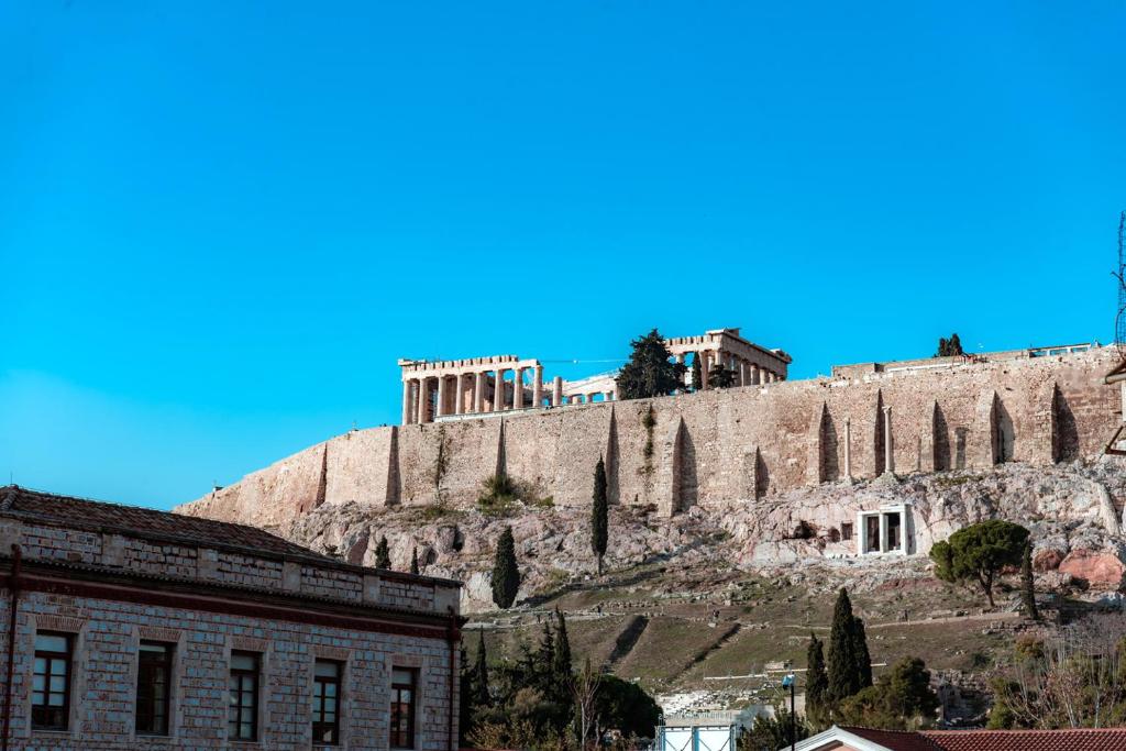 雅典Acropolis museum residence的从建筑后面可以欣赏到雅典卫城的景色