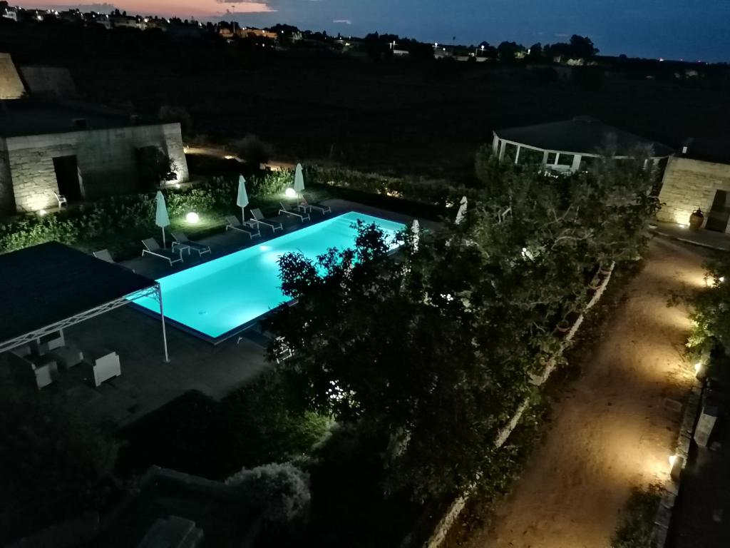 Bagnolo del SalentoTenuta Pigliano Hotel的游泳池的夜间图像