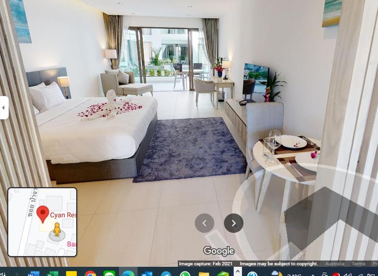 卡马拉海滩CYAN Resort Kamala Beach Apartments Condominiums的一间卧室设有一张床和一间客厅。