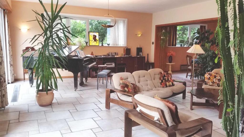 布赖恩拉勒普里斯德兰格住宿加早餐酒店的客厅配有家具和三角钢琴