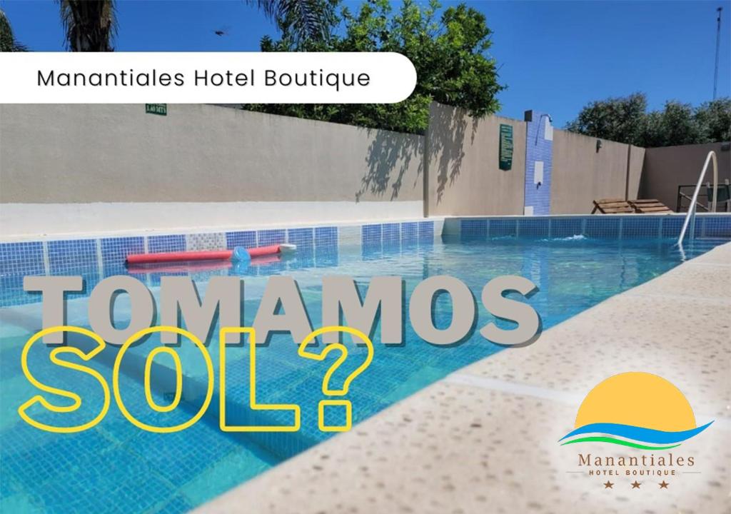 维多利亚Manantiales Hotel Boutique的索洛萨游泳池的标志