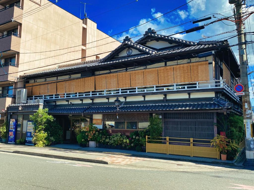 京都萨瓦亚宏腾日式旅馆的街道边的建筑物