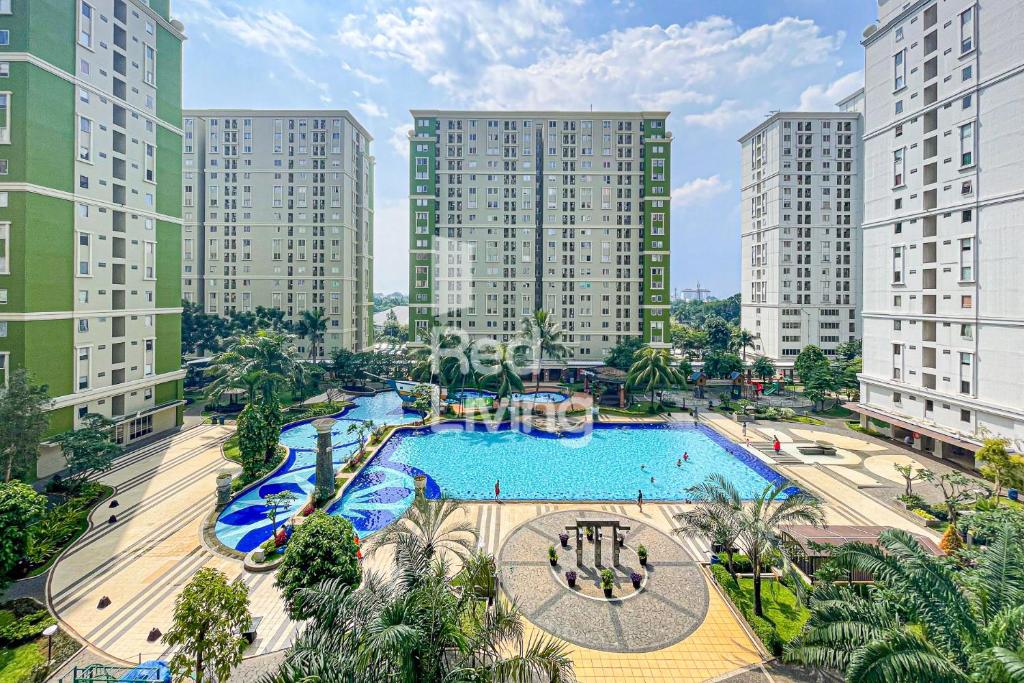 雅加达RedLiving Apartemen Kalibata City - Homy Jasen Tower Jasmine的享有大型游泳池高耸的景观