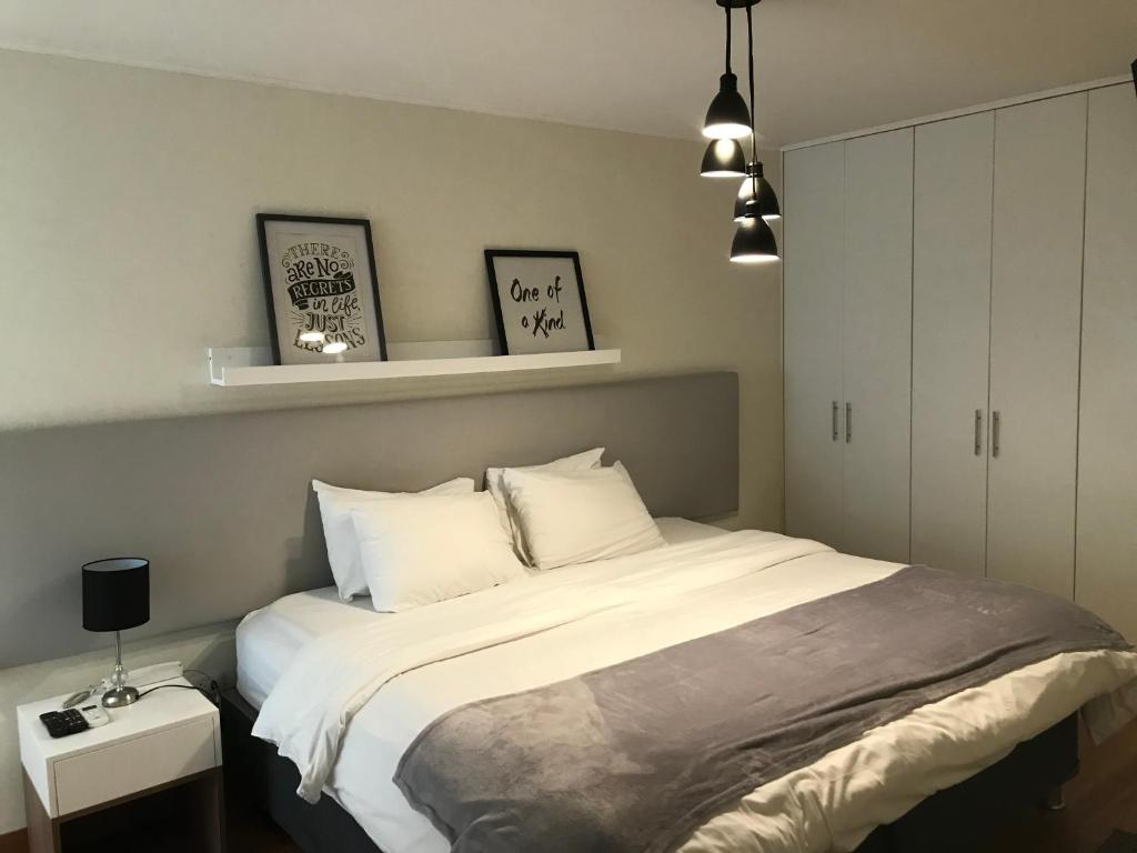 利马Hermoso apartamento con piscina Miraflores- Canvas的卧室配有一张带白色床单和枕头的大床。