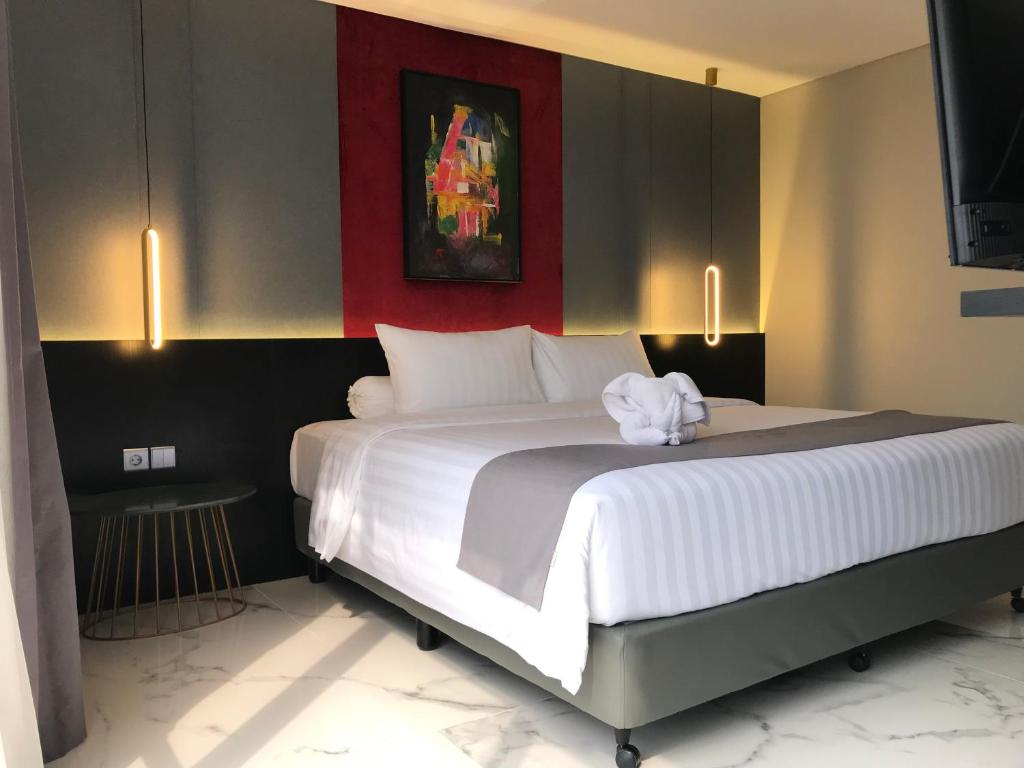 KebumenTrio Azana Style Kebumen的卧室配有一张带两个灯的大白色床