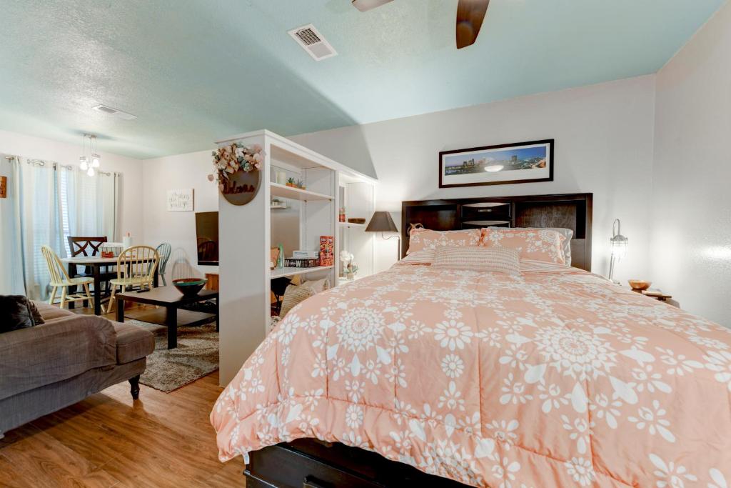 奥斯汀Perfect Condo Stay Near Downtown Austin and UT的一间卧室设有一张床和一间客厅。