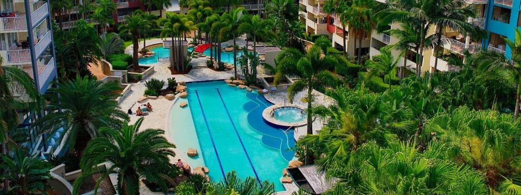 布里斯班City/Valley Resort Apartment的享有度假村游泳池的顶部景致