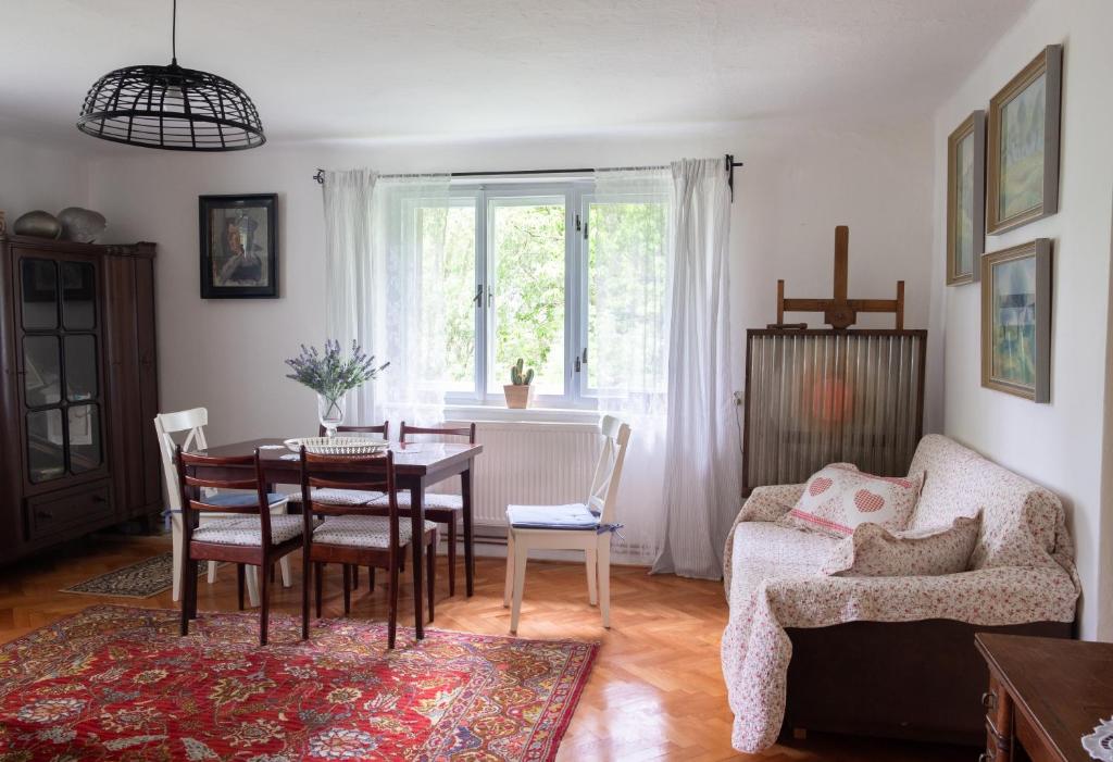 LibošoviceChaloupka pod skalou的客厅配有桌椅和沙发