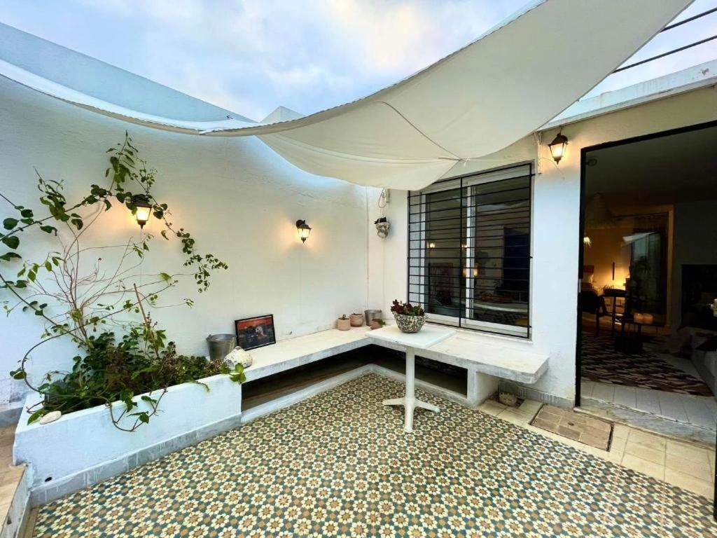 西迪·布·赛义德SidiBou House的客厅配有桌子和庭院。