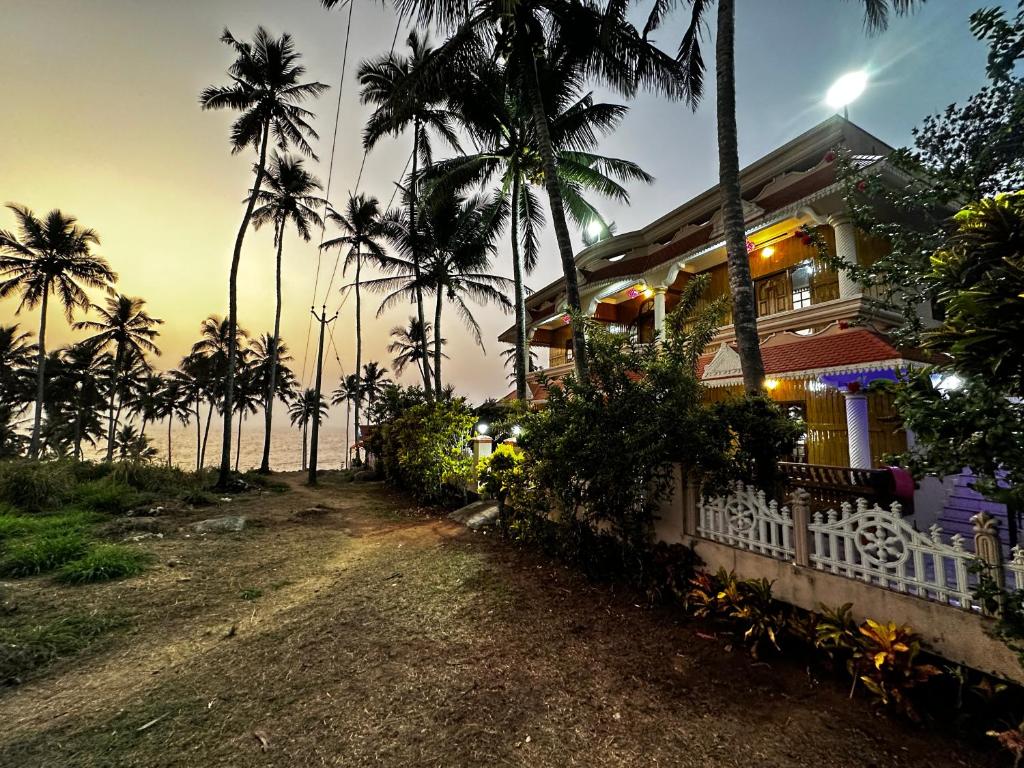 特里凡得琅Kovalam Beach House的海滨棕榈树度假屋