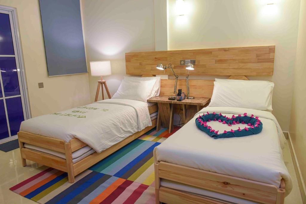 纳法如One The Island的一间卧室配有两张单人床和一张书桌