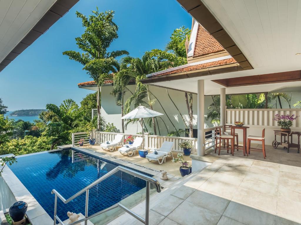 卡塔海滩Villa Mauao - Luxury Villa in Katamanda, Kata的一座房子里游泳池的形象