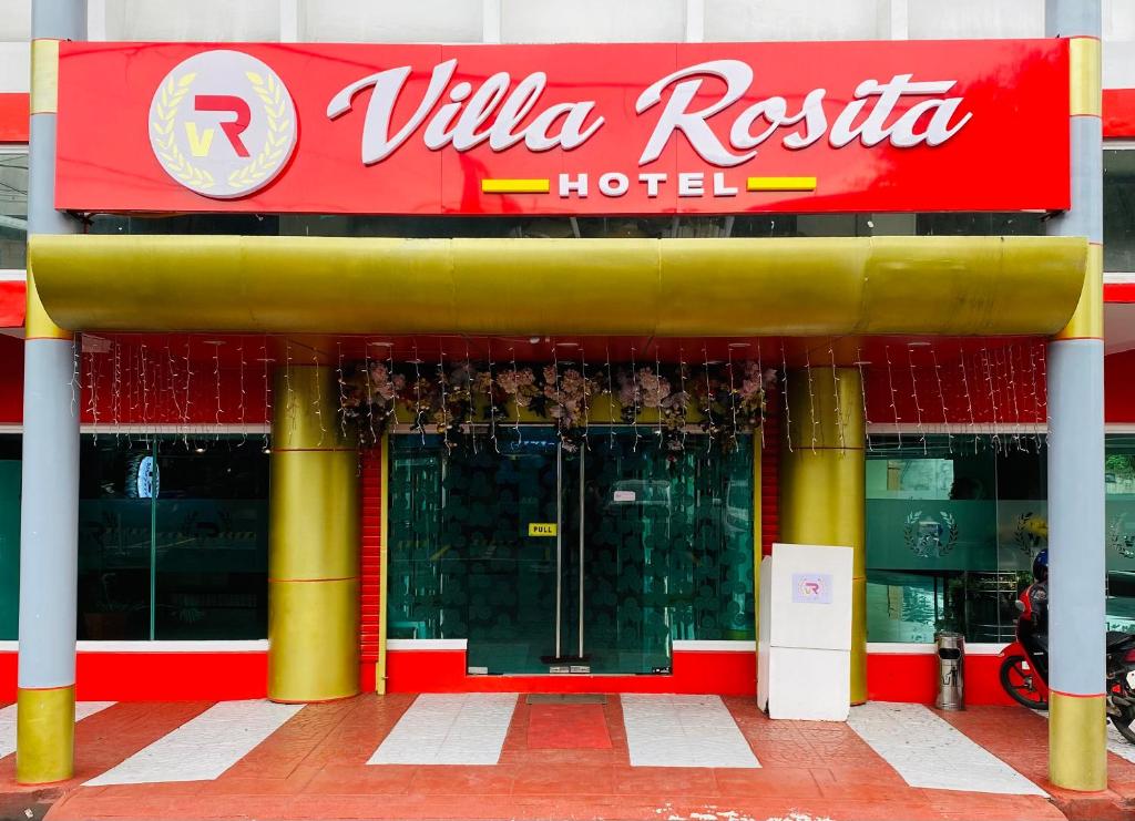 那牙Villa Rosita Hotel的上面有红色和黄色标志的酒店