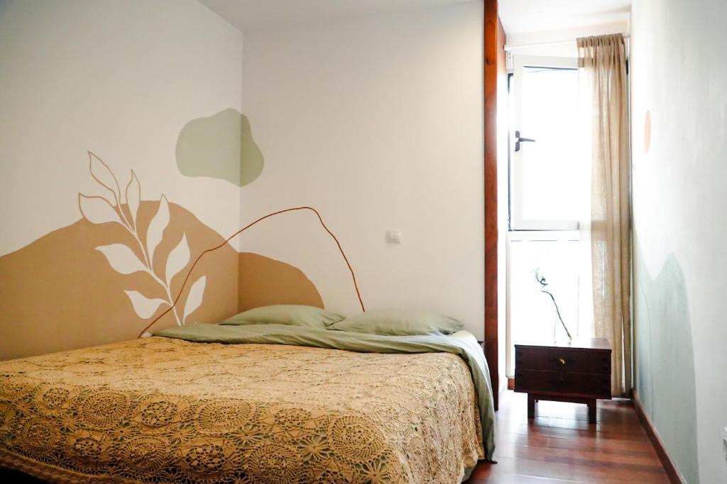大加那利岛拉斯帕尔马斯Tamaran House的一间卧室设有一张床和一个窗口