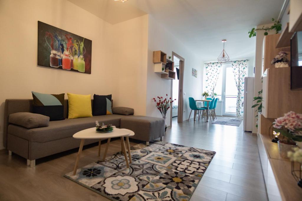 克卢日-纳波卡Azure Home的客厅配有沙发和桌子