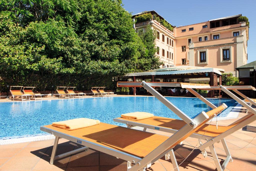 罗马Grand Hotel Gianicolo的游泳池旁带躺椅的游泳池