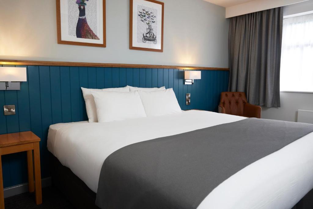 黑多克The Bay Horse Hotel的一间设有大床和窗户的酒店客房