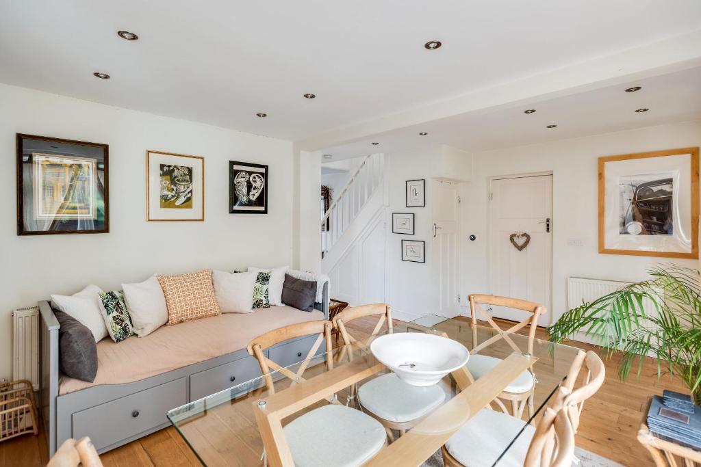 牛津Orchard - 3 Bedroom House Headington & parking & garden的客厅配有沙发和桌椅