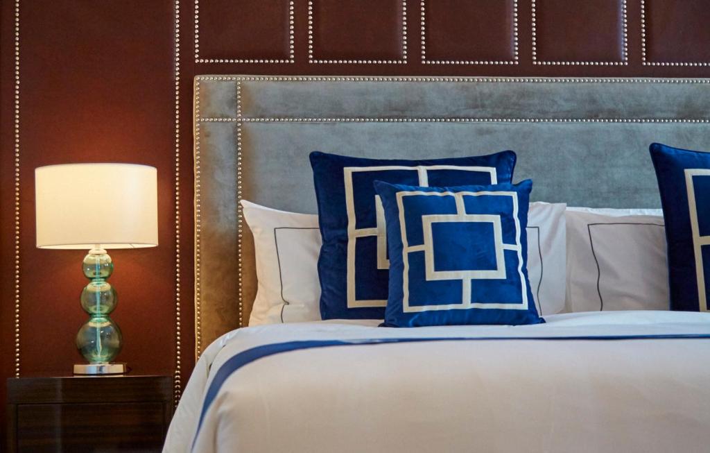 吉隆坡THE FACE Style的一间卧室配有一张带蓝色和白色枕头的床