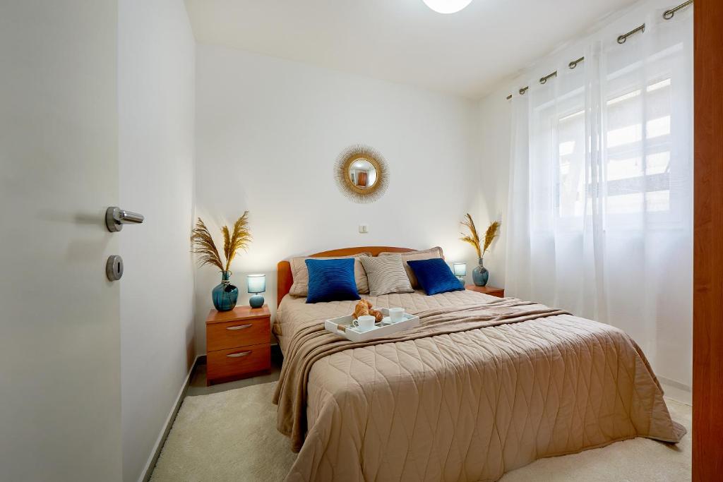 拉法洛维奇Orange的一间卧室配有一张带蓝色枕头的大床