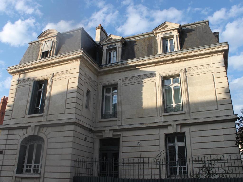里摩日La Maison Blanche - AppartHôtels climatisés de charme Chic & Cosy - Centre-ville的一座大型建筑,上面有窗户