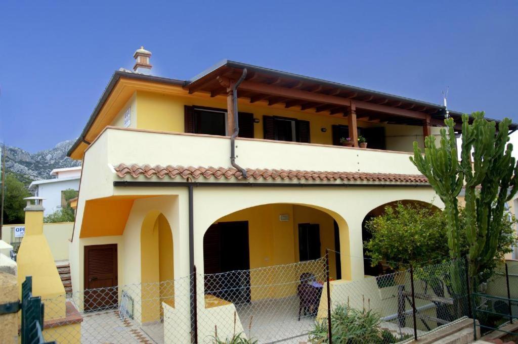 卡拉古诺内Affittacamere Casa del Sole的前面有栅栏的黄色房子